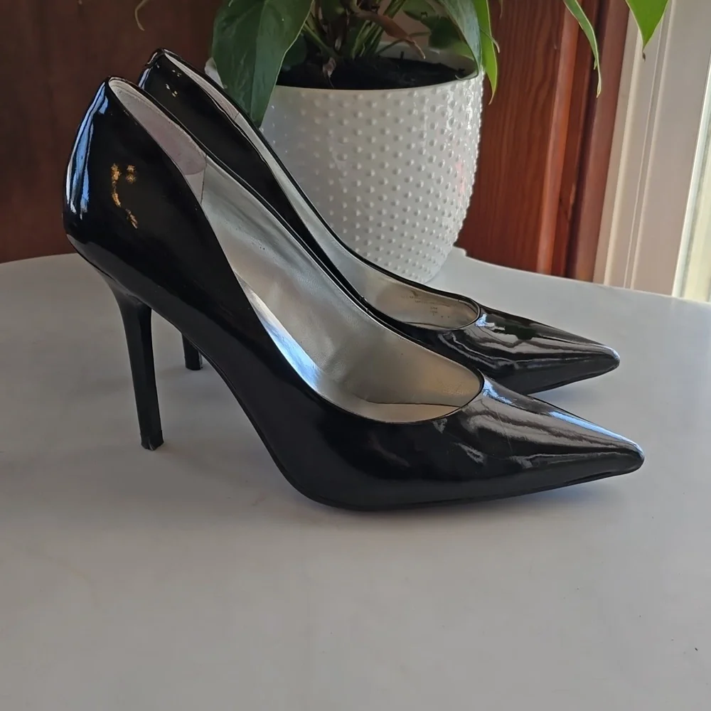 Guess black patent leather stilettos. - Picture 3 of 6